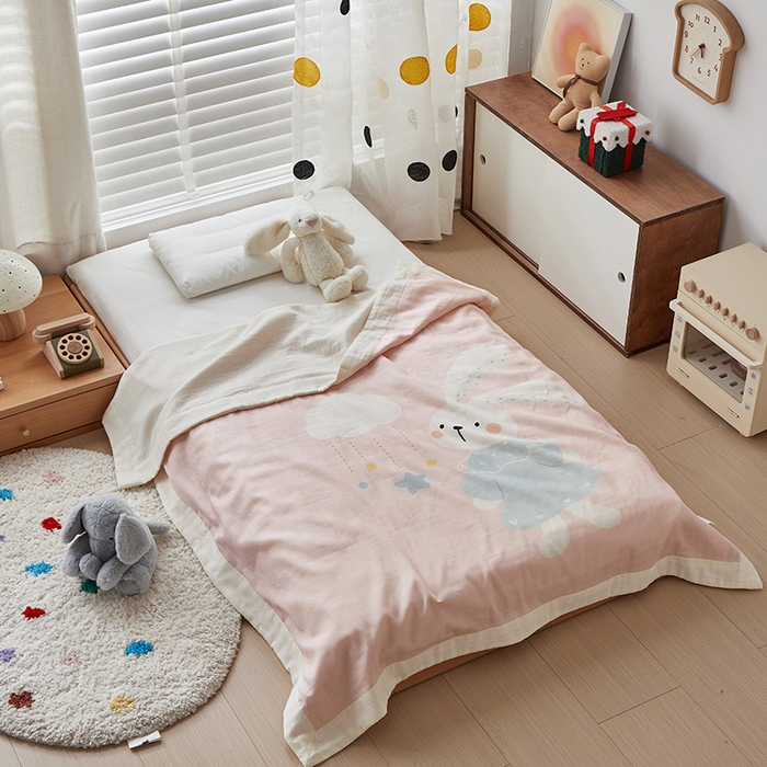 91家纺网 家纺一手货源 找家纺 荷马之梦 2025新款A类原创卡通数码印花全棉双层纱儿童盖毯-轻氧系列 蓝风铃兔