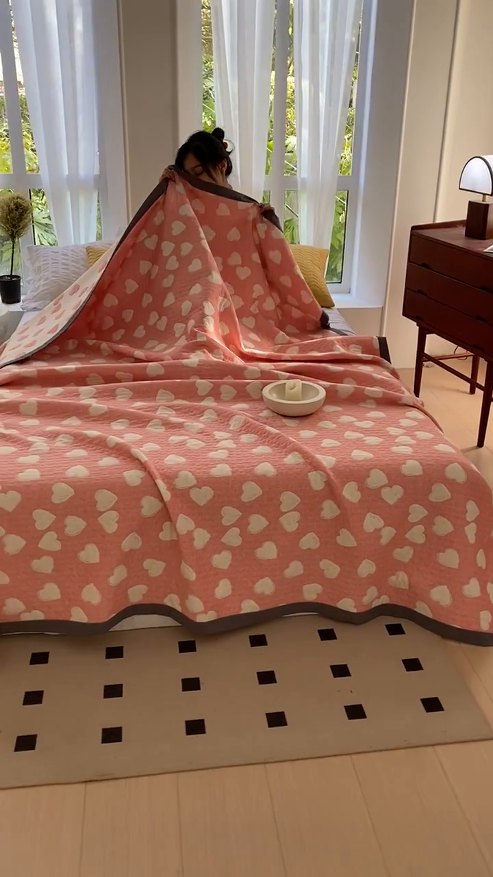 91家纺网 家纺一手货源 找家纺 萌飞 2025新款a类全棉三层纱多功能毛巾被盖毯床单夏被空调被 甜蜜爱心-粉