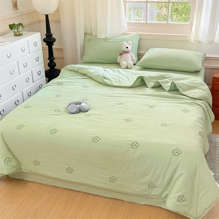 91家纺网 家纺一手货源 找家纺 盛秋家纺 2026新款A类水洗棉刺绣夏被 灰绿花朵