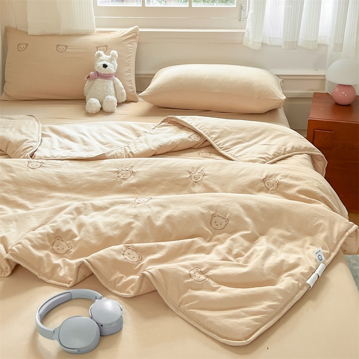 91家纺网 家纺一手货源 找家纺 盛秋家纺 2026新款A类水洗棉刺绣夏被 奶茶小熊