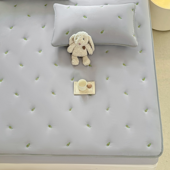 91家纺网 家纺一手货源 找家纺 萌飞 2025新款A类亲肤大豆棉刺绣夹棉床笠床褥学生床垫 牛油果灰