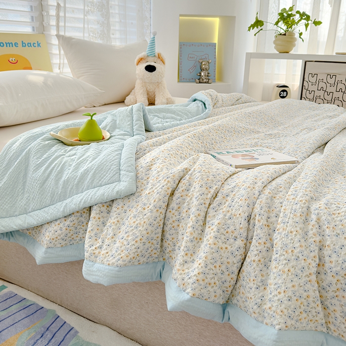 91家纺网 家纺一手货源 找家纺 2025新款A类印花泡泡纱大豆夏凉被被子被芯 花间光影