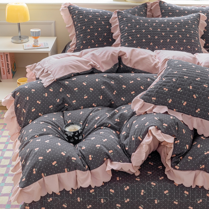 91家纺网 家纺一手货源 找家纺 珍爱家纺 2025新款A类针织棉双层纱夹棉床盖床裙花边单件三件四件套樱桃