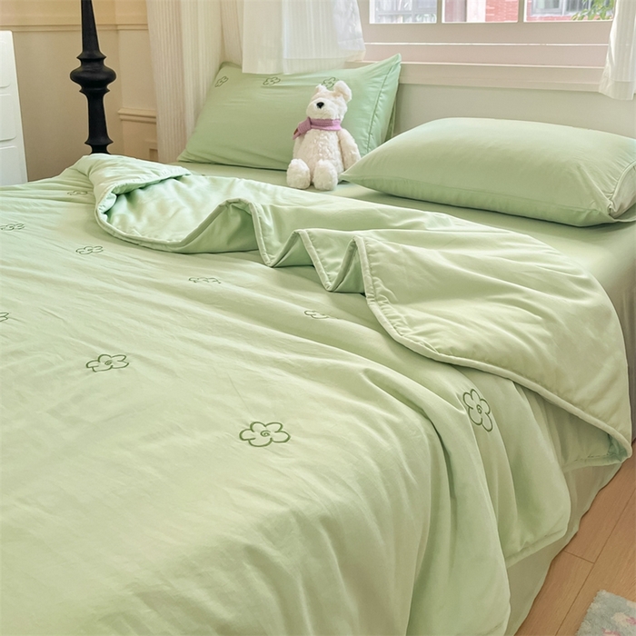 91家纺网 家纺一手货源 找家纺 盛秋家纺 2026新款A类水洗棉刺绣夏被 灰绿花朵