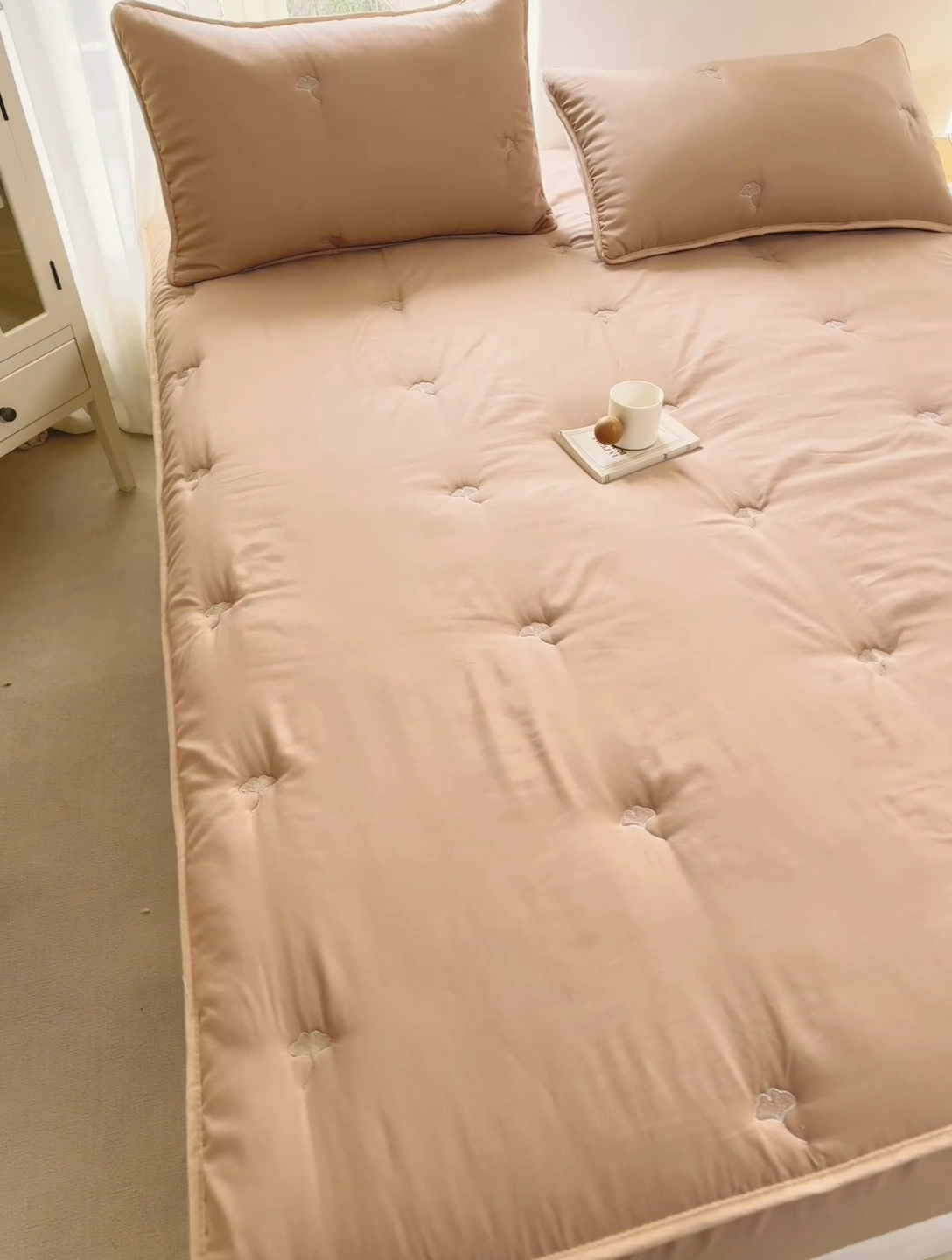 91家纺网 家纺一手货源 找家纺 萌飞 2025新款A类亲肤大豆棉刺绣夹棉床笠床褥学生床垫 银杏叶驼