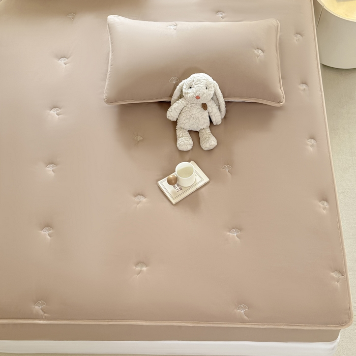 91家纺网 家纺一手货源 找家纺 萌飞 2025新款A类亲肤大豆棉刺绣夹棉床笠床褥学生床垫 银杏叶驼