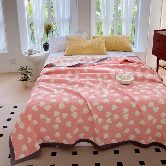 91家纺网 家纺一手货源 找家纺 萌飞 2025新款a类全棉三层纱多功能毛巾被盖毯床单夏被空调被 甜蜜爱心-粉
