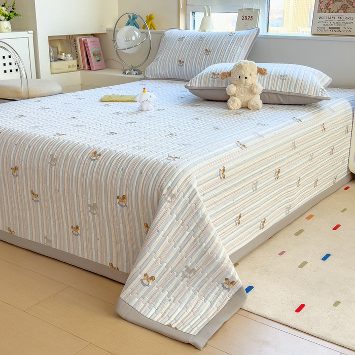 91家纺网 家纺一手货源 找家纺 慕木家纺 2025新款A类高克重四季款针织棉双层纱多功能床盖可铺可盖 开心木马