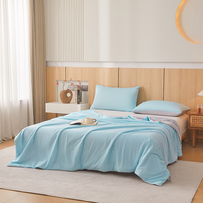 91家纺网 家纺一手货源 找家纺 居易简 2025新款夏被空调被A类云母氨纶凉感丝夏凉被（可供外贸跨境）  雾兰+山灰