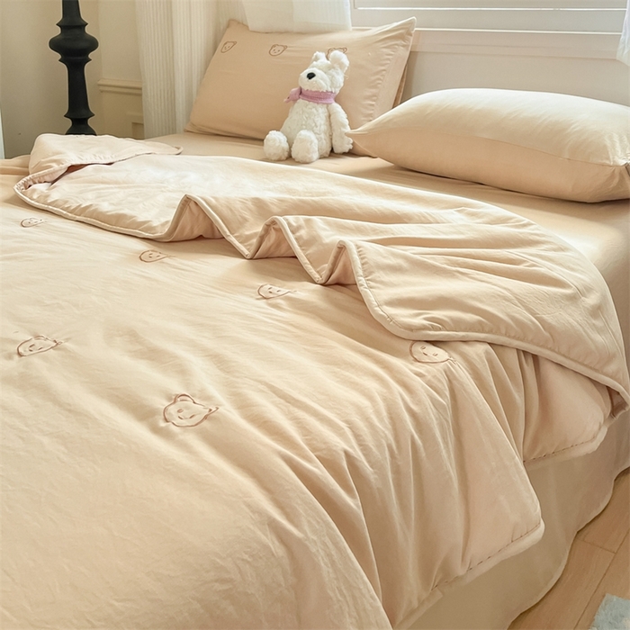 91家纺网 家纺一手货源 找家纺 盛秋家纺 2026新款A类水洗棉刺绣夏被 奶茶小熊