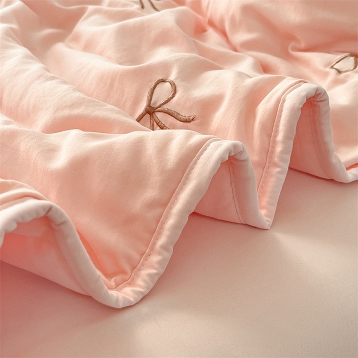 91家纺网 家纺一手货源 找家纺 盛秋家纺 2026新款A类水洗棉刺绣夏被 奶油粉蝴蝶结