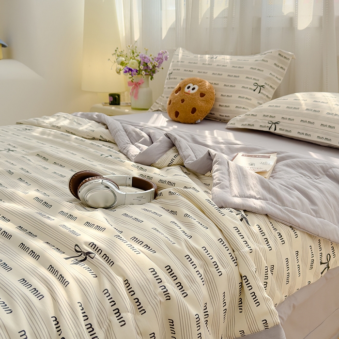 91家纺网 家纺一手货源 找家纺 芯恋家居 2025新款针织棉双层纱夏被夏被四件套 简约蝴蝶结