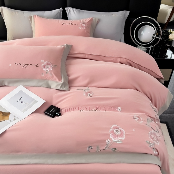 91家纺网 家纺一手货源 找家纺 曲之慕 2025新品四季款高端刺绣四件套简约可水洗轻奢纯色刺绣四件套 馨花漫舞少女粉