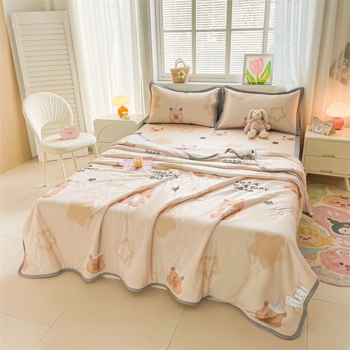 91家纺网 家纺一手货源 找家纺 2025新款A类碳光冰丝印花凉席学生床席空调被夏被四件套配送买家秀 卡皮巴拉