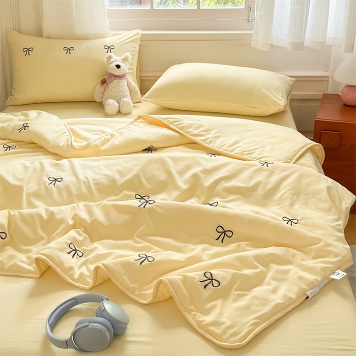 91家纺网 家纺一手货源 找家纺 盛秋家纺 2026新款A类水洗棉刺绣夏被 奶黄蝴蝶结