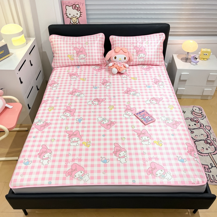 91家纺网 家纺一手货源 找家纺 暮思家居 2025新款三丽鸥正版授权数码印花A类可机洗1200D冰丝凉席三件套床笠款系列 床笠款-粉格美乐蒂