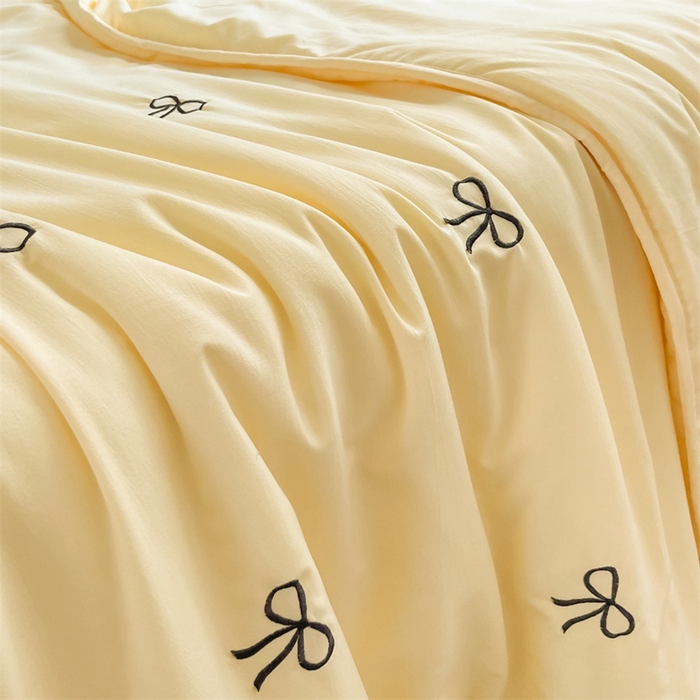 91家纺网 家纺一手货源 找家纺 盛秋家纺 2026新款A类水洗棉刺绣夏被 奶黄蝴蝶结