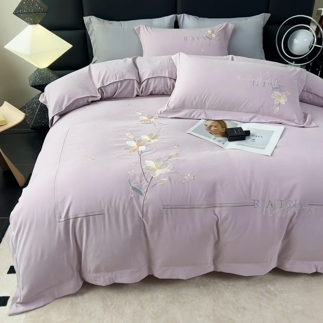 91家纺网 家纺一手货源 找家纺 曲之慕 2025新品四季款高端刺绣四件套简约可水洗轻奢纯色刺绣四件套 流光淡紫