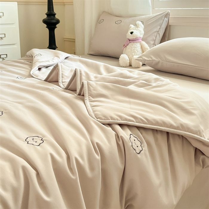 91家纺网 家纺一手货源 找家纺 盛秋家纺 2026新款A类水洗棉刺绣夏被 山灰云朵