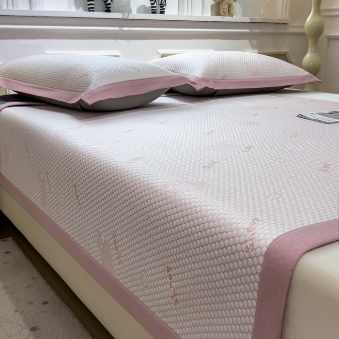 91家纺网 家纺一手货源 找家纺 卡初家居（原微来） 2025新款舒睡冰豆豆抱抱龙系列席子凉席 sheep-sheep-淡雅粉（床席款）