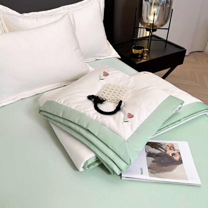 91家纺网 家纺一手货源 找家纺 满羽家纺 2025新款水洗冰丝刺绣夏被四件套 花朵奶白绿