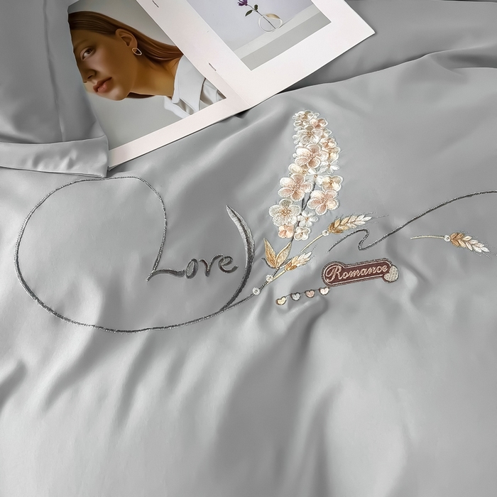 91家纺网 家纺一手货源 找家纺 曲之慕 2025新品四季款高端刺绣四件套简约可水洗轻奢纯色刺绣四件套 大麦都市灰