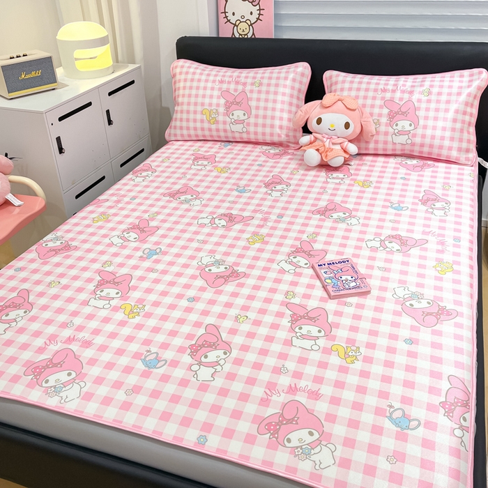 91家纺网 家纺一手货源 找家纺 暮思家居 2025新款三丽鸥正版授权数码印花A类可机洗1200D冰丝凉席三件套床笠款系列 床笠款-粉格美乐蒂