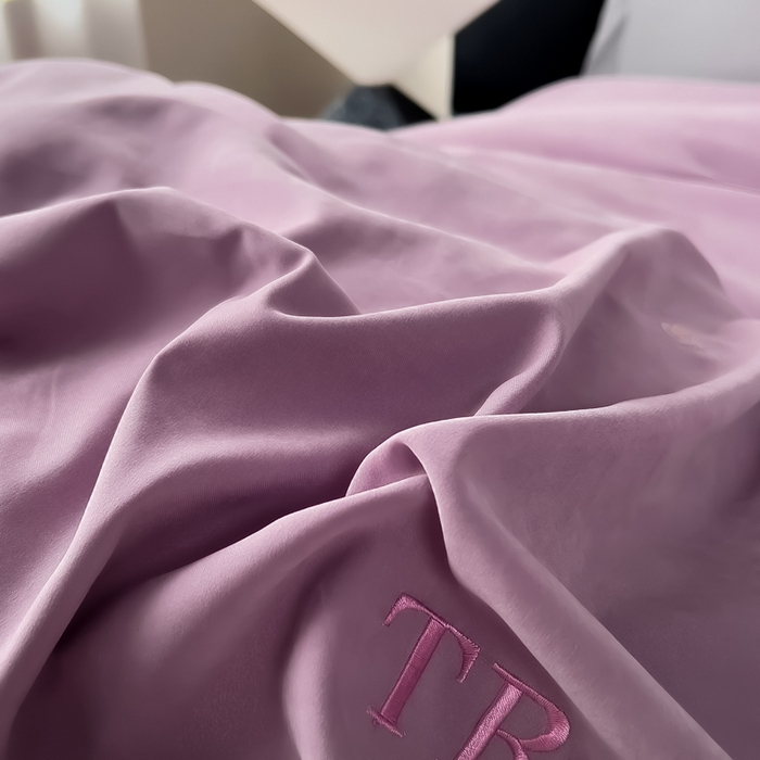 91家纺网 家纺一手货源 找家纺 曲之慕 2025新品四季款高端刺绣四件套简约可水洗轻奢纯色刺绣四件套 馨花漫舞烟紫