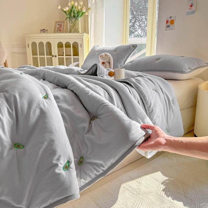 91家纺网 家纺一手货源 找家纺 萌飞 2025新款A类亲肤大豆棉刺绣夏被四件套 牛油果灰