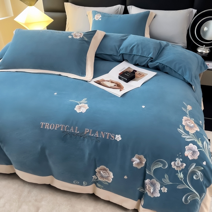 91家纺网 家纺一手货源 找家纺 曲之慕 2025新品四季款高端刺绣四件套简约可水洗轻奢纯色刺绣四件套 馨花漫舞景泰兰