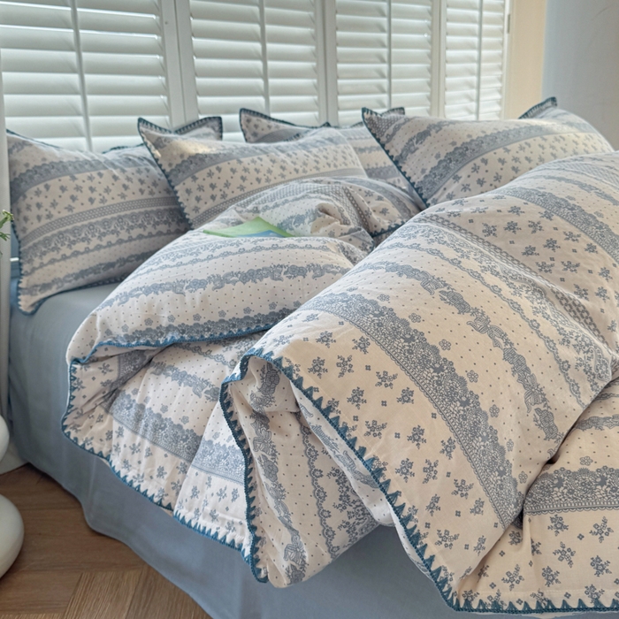 91家纺网 家纺一手货源 找家纺 金丝鸟家纺 2025新款全棉双层纱贝壳边四件套花卉系列 蓝色花纹