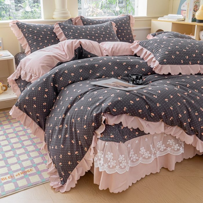 91家纺网 家纺一手货源 找家纺 珍爱家纺 2025新款A类针织棉双层纱夹棉床盖床裙花边单件三件四件套樱桃