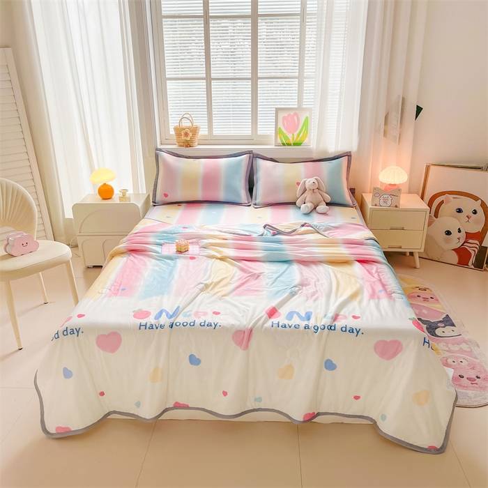 91家纺网 家纺一手货源 找家纺 2025新款A类碳光冰丝印花凉席学生床席空调被夏被四件套配送买家秀 彩虹草莓