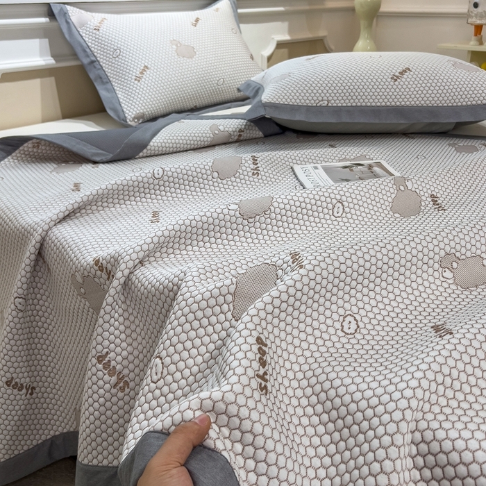 91家纺网 家纺一手货源 找家纺 卡初家居（原微来） 2025新款舒睡冰豆豆抱抱龙系列席子凉席 sheep-sheep-薄荷咖（床席款）