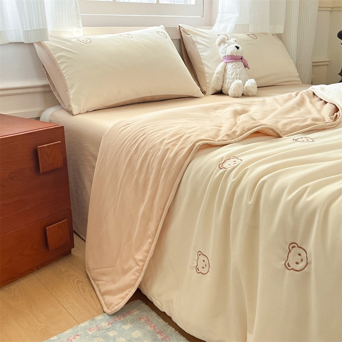 91家纺网 家纺一手货源 找家纺 盛秋家纺 2026新款A类水洗棉刺绣夏被 奶昔白小熊