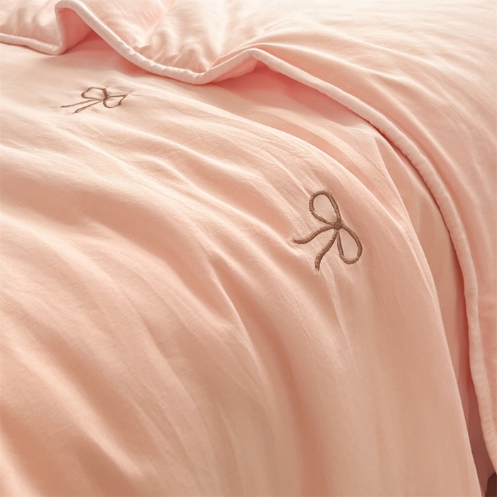 91家纺网 家纺一手货源 找家纺 盛秋家纺 2026新款A类水洗棉刺绣夏被 奶油粉蝴蝶结