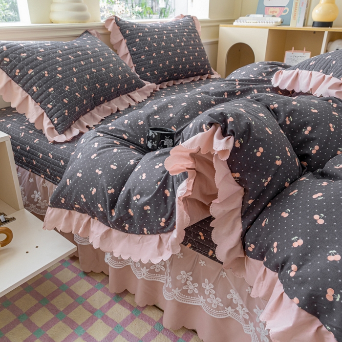 91家纺网 家纺一手货源 找家纺 珍爱家纺 2025新款A类针织棉双层纱夹棉床盖床裙花边单件三件四件套樱桃