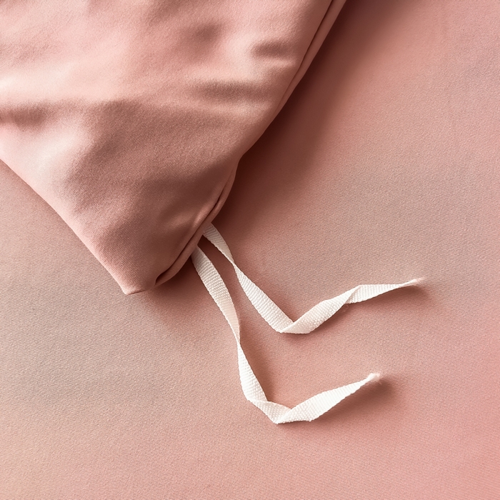 91家纺网 家纺一手货源 找家纺 曲之慕 2025新品四季款高端刺绣四件套简约可水洗轻奢纯色刺绣四件套 梦飞令浪漫粉