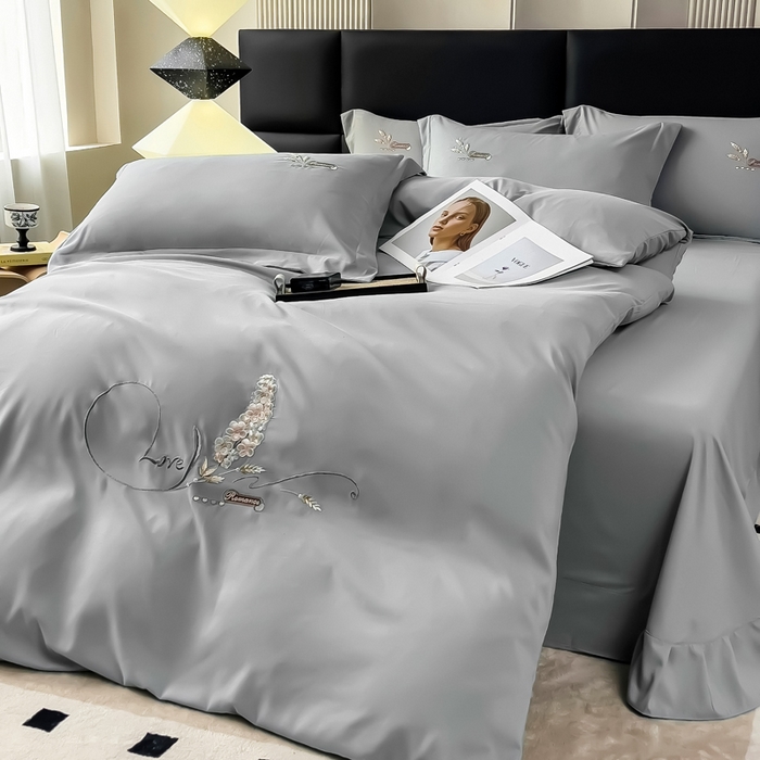 91家纺网 家纺一手货源 找家纺 曲之慕 2025新品四季款高端刺绣四件套简约可水洗轻奢纯色刺绣四件套 大麦都市灰