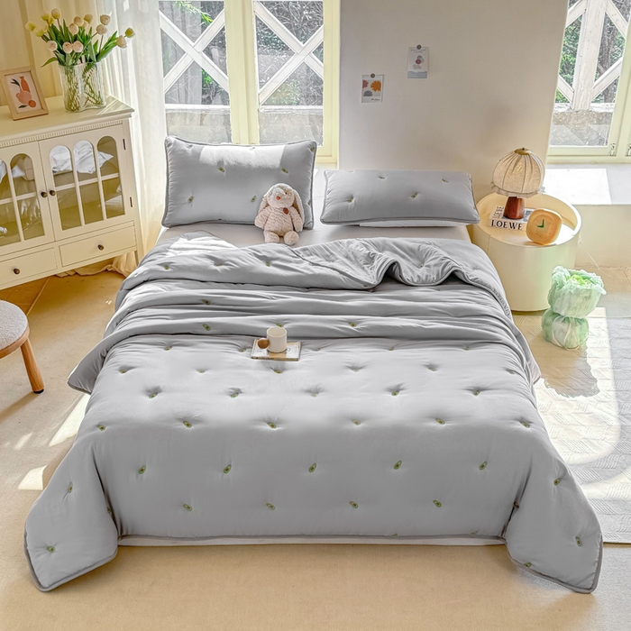 91家纺网 家纺一手货源 找家纺 萌飞 2025新款A类亲肤大豆棉刺绣夏被四件套 牛油果灰