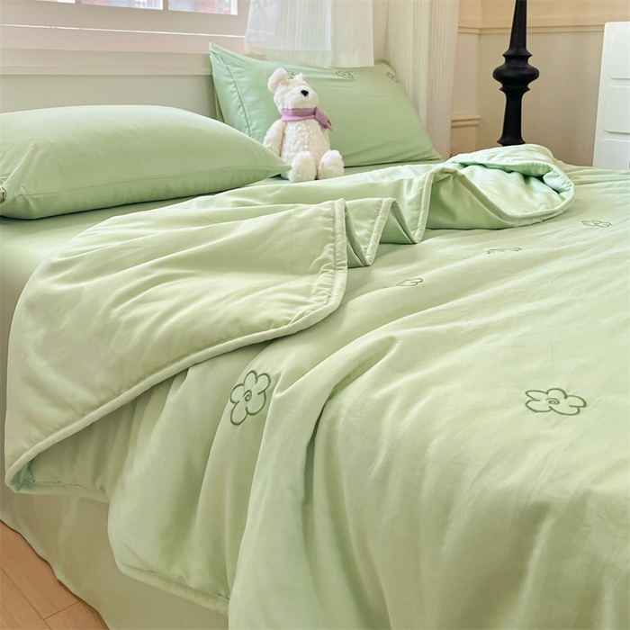 91家纺网 家纺一手货源 找家纺 盛秋家纺 2026新款A类水洗棉刺绣夏被 灰绿花朵