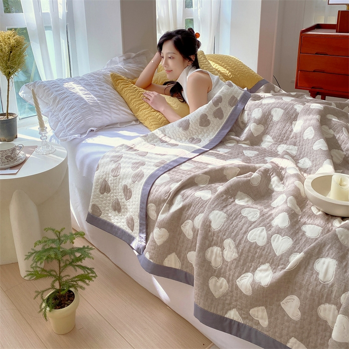 91家纺网 家纺一手货源 找家纺 萌飞 2025新款a类全棉三层纱多功能毛巾被盖毯床单夏被空调被 甜蜜爱心-咖