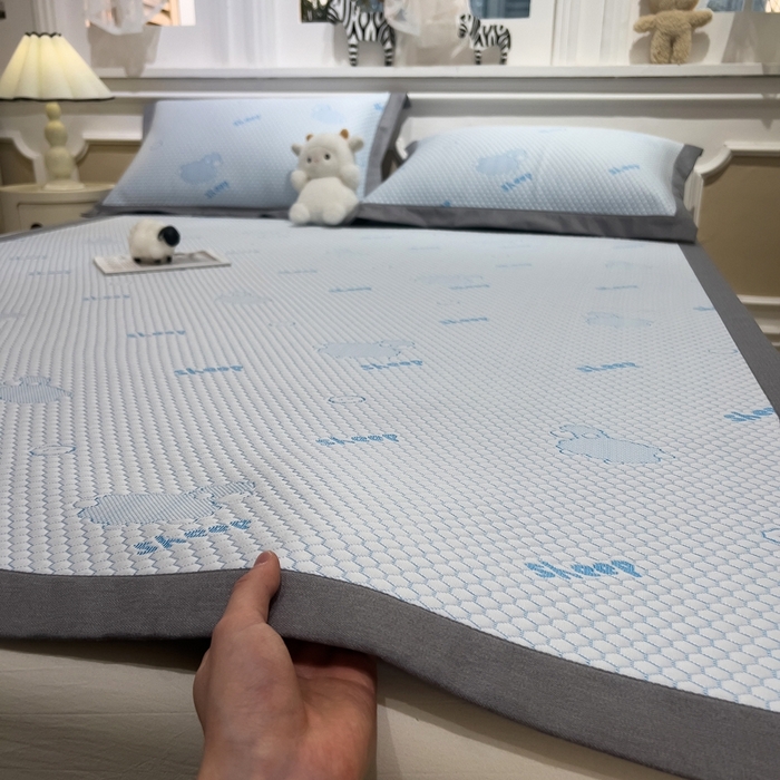 91家纺网 家纺一手货源 找家纺 卡初家居（原微来） 2025新款舒睡冰豆豆抱抱龙系列席子凉席 sheep sheep-蓝（床席款）