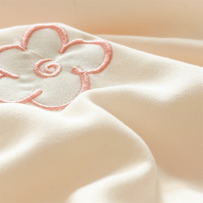 91家纺网 家纺一手货源 找家纺 盛秋家纺 2026新款A类水洗棉刺绣夏被 奶昔白花朵