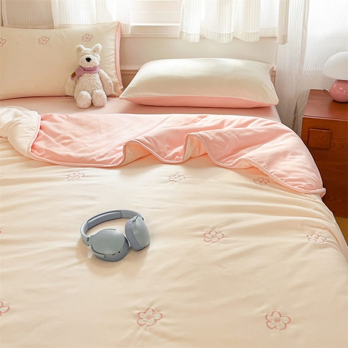 91家纺网 家纺一手货源 找家纺 盛秋家纺 2026新款A类水洗棉刺绣夏被 奶昔白花朵