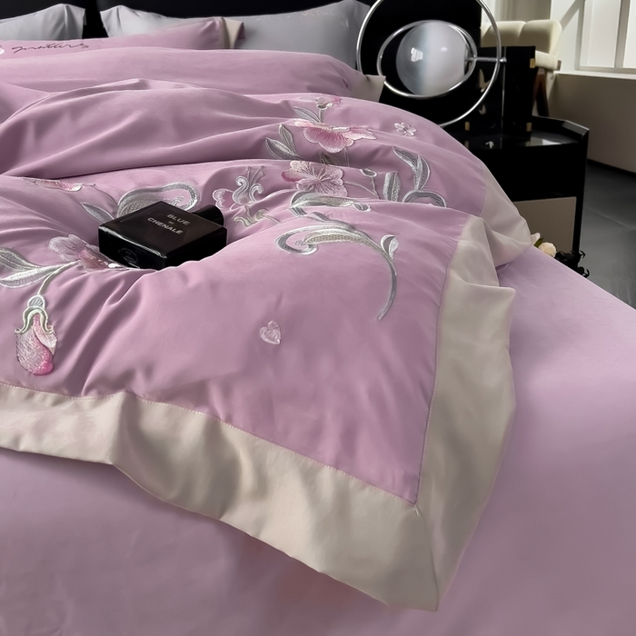 91家纺网 家纺一手货源 找家纺 曲之慕 2025新品四季款高端刺绣四件套简约可水洗轻奢纯色刺绣四件套 馨花漫舞烟紫