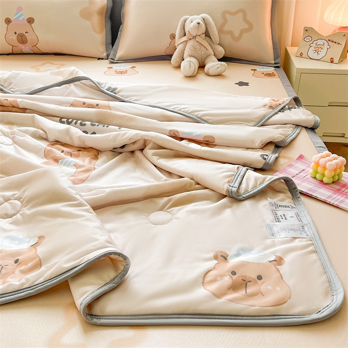 91家纺网 家纺一手货源 找家纺 2025新款A类碳光冰丝印花凉席学生床席空调被夏被四件套配送买家秀 卡皮巴拉