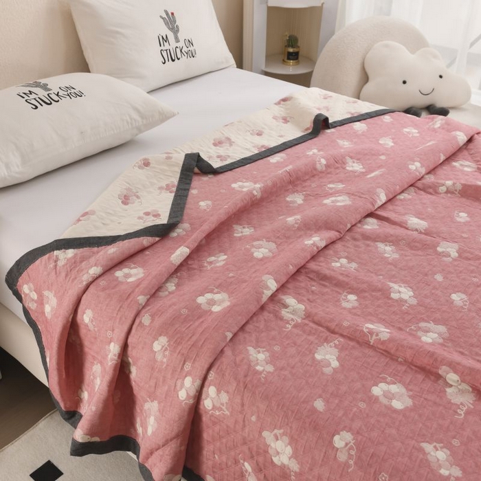 91家纺网 家纺一手货源 找家纺 九沐良品 2025新款A类全棉三层纱多功能毛巾被盖毯床单夏被 葡萄粉