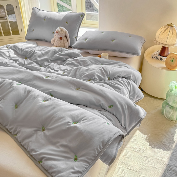 91家纺网 家纺一手货源 找家纺 萌飞 2025新款A类亲肤大豆棉刺绣夏被四件套 牛油果灰