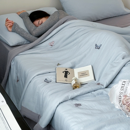 91家纺网 家纺一手货源 找家纺 （总）一加一 2025新款A类全棉双层皱皱纱蚕蛹蛋白夏被四件套（蝶梦系列）